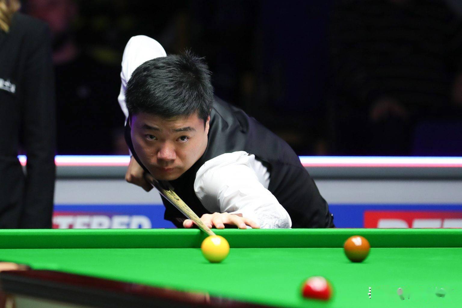 突出的年轻 突出的年轻